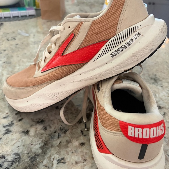 Brooks Adrenaline GTS 24 in taffy/cherry tomato/black - Picture 4 of 5